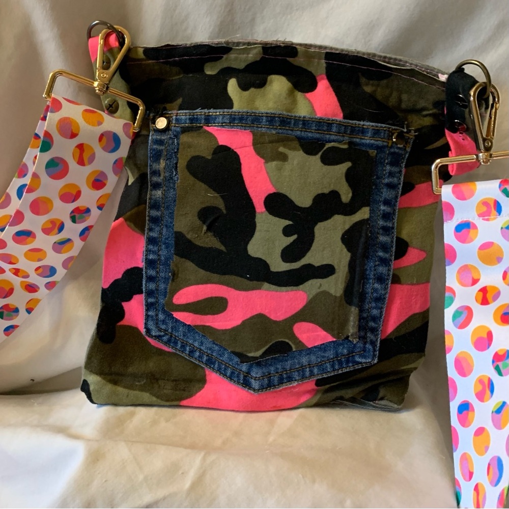 Chic Khaki Crossbody Bag with Vibrant Strap - Picture 9 of 10